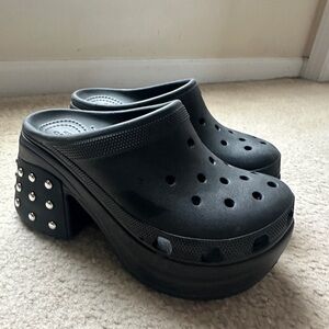 Women’s Siren Clog Crocs-Black, platform, studded, size 7